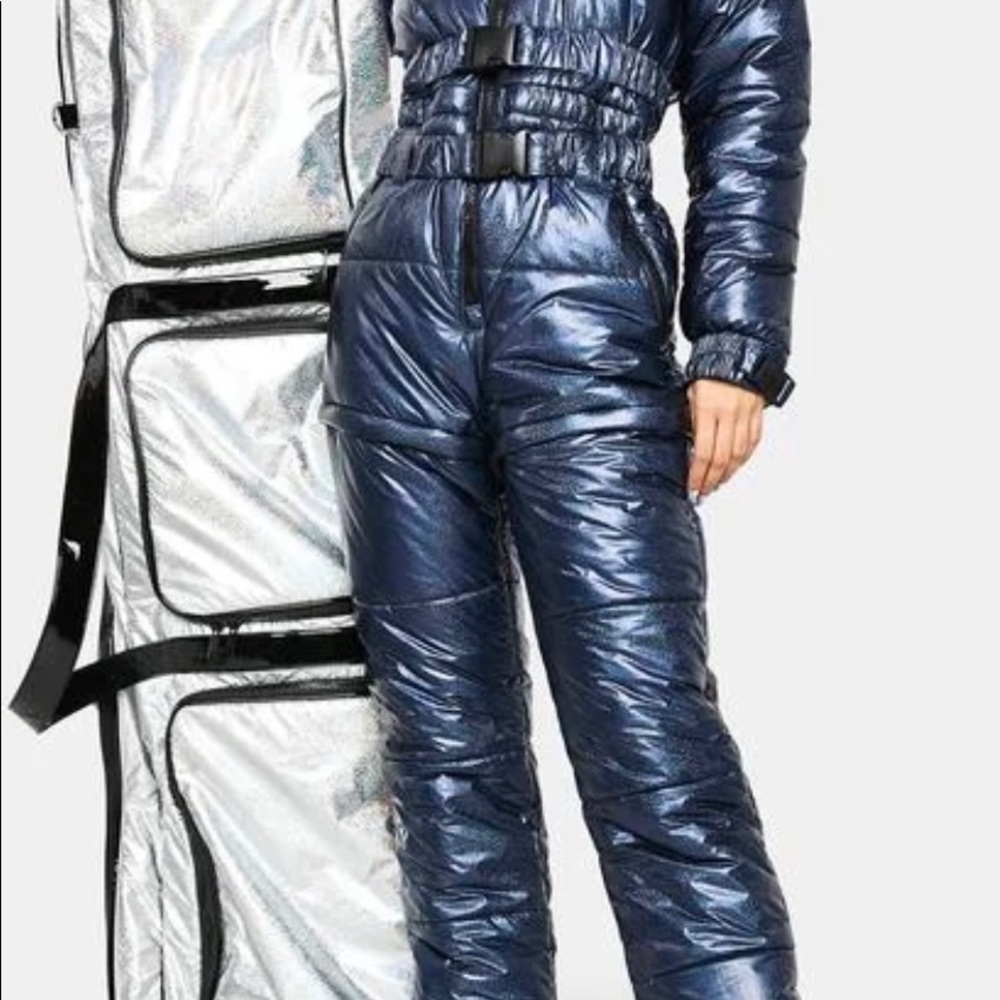 Snowboarding / skiing / snow suit